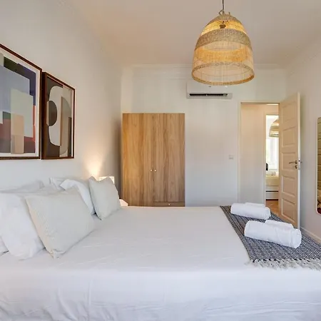 Bright Tailor Made Flat With Ac In Areeiro Lisboa